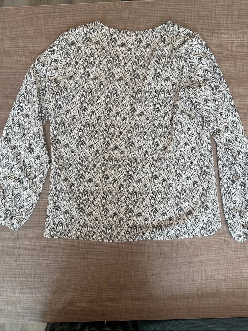 LOFT Black & White Printed Long-Sleeve V-Neck Blouse Size S